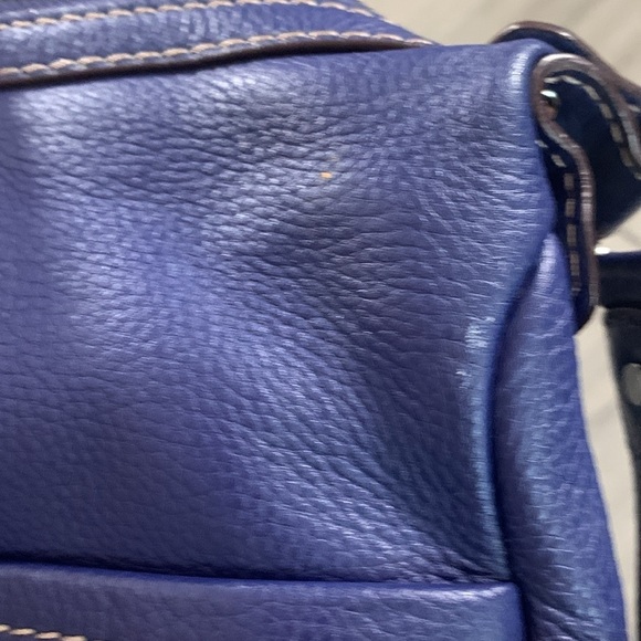 Tignanello Royal Blue Cross Body Leather Handbag w/lots of pockets inside & out - Picture 13 of 13